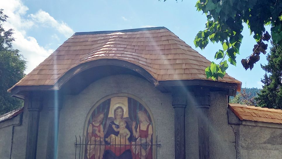 Historische Kapelle mit neu gedecktem Holzschindeldach